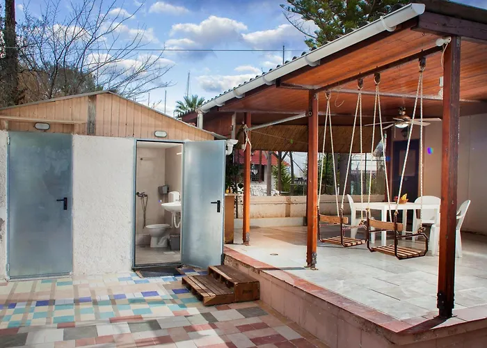 Karnagio Seafront In Agria Káto Lekhónia